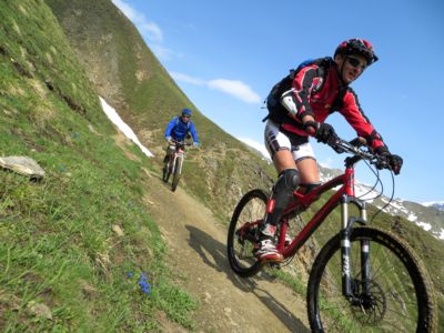 Lungo il single-track in discesa dal Saflischpass