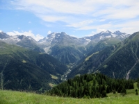 La Lengtal, laterale della Binntal - sullo sfondo i rilievi ai confini dell'Alpe Veglia: a sx l'Helsenhorn (3.272) ed a dx la Punta di Mottisca (Hillehorn, 3.181)