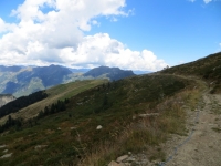 Tratto finale dell'interpoderale in direzione dell'Alpe Pizzo (appare sullo sfondo)