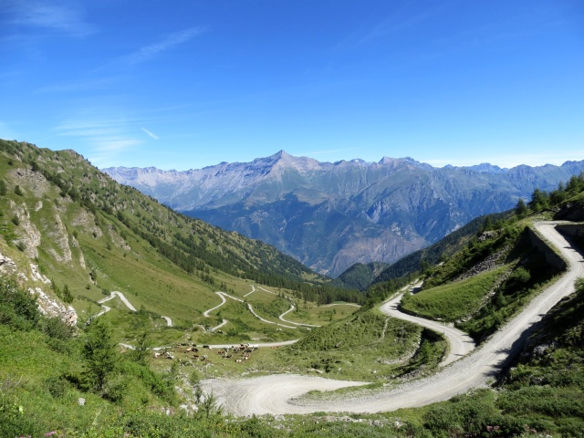 La strada sterrata che sale al Colle delle Finestre dalla Val di Susa