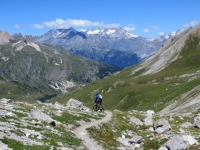 Discesa dal Colle della Rho su sentiero lungo il versante francese - sullo sfondo il Massiccio Gébroulaz