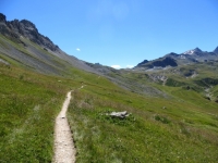Il sentiero in leggera pendenza che conduce al Colle di Valle Stretta dal Col de la Replanette