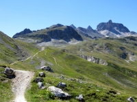 Il tratto più ripido del sentiero che conduce al Colle di Valle Stretta dal Col de la Replanette  - sullo sfondo il gruppo del  monte Thabor e l'omonimo rifugio