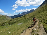 Il sentiero che scende nel vallone di Tavernette dal Colle di Valle Stretta