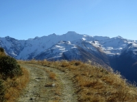 Salita all'interno della Bächital - vista sui rilievi della Val Formazza