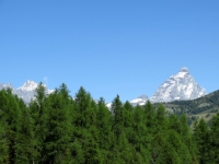 L'inconfondibile punta del Cervino compare dall'Alpe Pilaz