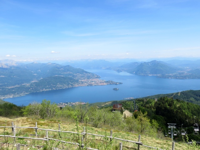 Panorama dalla vetta del Mottarone - vista nord-orientale su alto Lago Maggiore e Golfo Borromeo