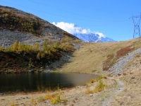 Il piccolo lago Alpino nella conca di Monscera - sovrastante l'omonimo Passo ed il Fletschhorn sullo sfondo