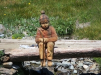 Caratteristica scultura in legno che adorna il sentiero che sale al rifugio Mont Fallère