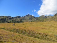 Il sentiero che attraversa i pascoli dell'Alpe Tsa de la Comba