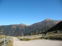 Al culmine della salita presso l'Alpe della Costa, al centro Cadolcia ed il tunnel per l'Alpe Cadinello