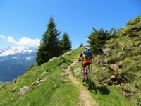 Lungo il sentiero che collega Somprei con l'Alpe di Chiera