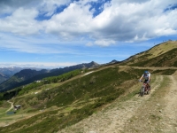In direzione della Colma dei Lavaggi, sullo sfondo l'Alpe di Mera (sx) ed il Monte Camparient (dx)