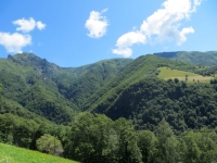 Discesa verso Indemini, vista sulla vetta del Monte Tamaro (sx) e del Monte Gradiccioli (dx nell'ombra)