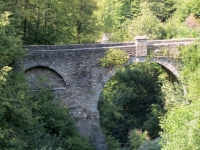 Caratteristico ponte di pietra nei pressi di Trontano