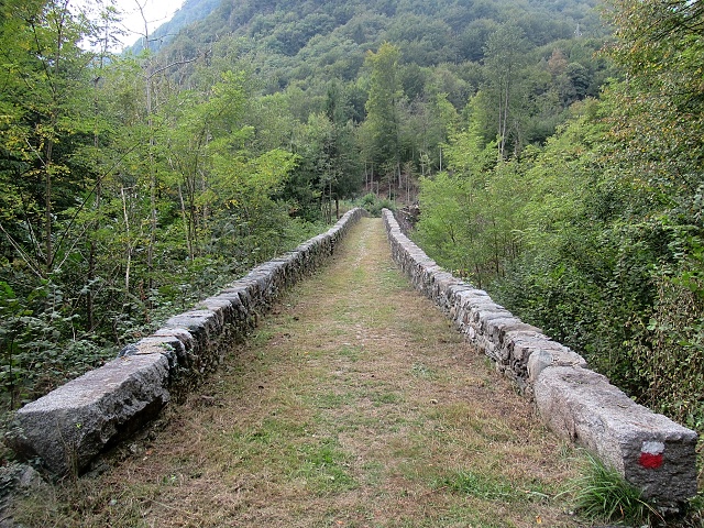 Antico ponte di Pietra sul torrente Mastallone nelle vicinanze di Barattina