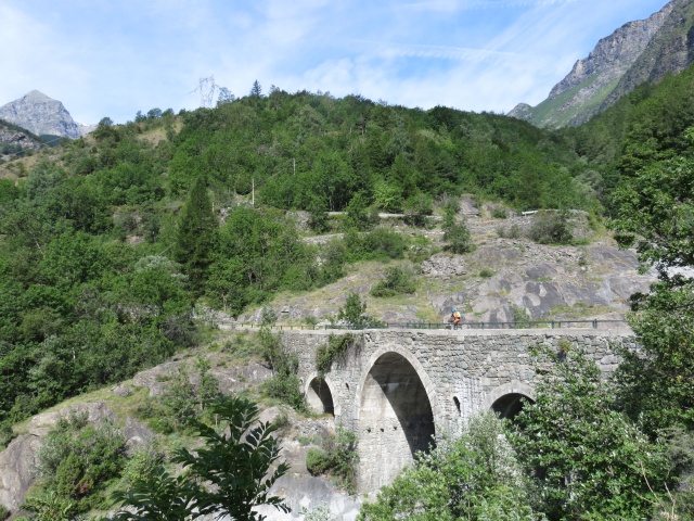 Passaggio su caratteristico ponte in pietra salendo da Novalesa in direzione di Moncenisio