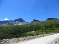 Sulla diga del Moncenisio - panorama sul Monte Malamot (centro) e sul massiccio del Monte Ciusalet