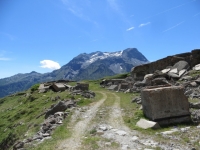 Resti di fortificazioni militari pedalando in direzione dell'Alpe Lamet