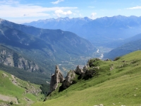 In direzione dell'Alpe Tour - caratteristiche formazioni rocciose, sullo sfondo la piana di Venaus