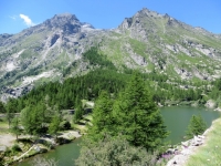 Il lago d'Arpon sovrastato dal massiccio del monte Ciusalet