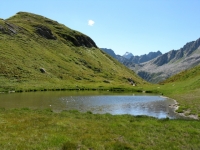 Lago alpino in direzione dell'Alpe della Satta