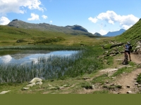 Lago alpino in direzione dell'Alpe della Satta