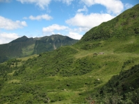 Panorama sul Piano delle Pecore, sullo sfondo la Cima delle Cicogne ed il Corno del Gesero
