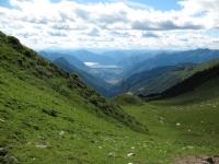 Discesa in Val Morobbia dal Passo di San Jorio, sullo sfondo il Piano di Magadino ed il lago Maggiore