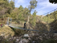 Il caratteristico ponte artificiale sul torrente Sessera
