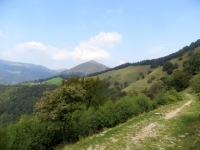 Il sentiero in direzione del Dosso d'Arla - panorama sull'Alpe Bonello con sfondo su Generoso e Pizzo della Croce
