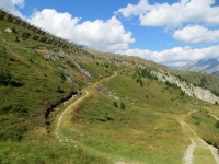 Sentiero di ritorno dall'Aletschbord in direzione della funivia di Belalp, sullo sfondo l'abitato di Bruchegg