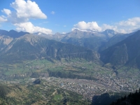 Fantastico panorama da Nessel sullo sottostante vallata di Briga, sullo sfondo i rilievi del confine italo-svizzero