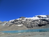 Laghi Cime Bianche, sullo sfondo il Testa Grigia e la Gobba di Rollin separati dal ghiacciaio di Valtournenche