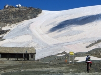 La pista che scende dal testa Grigia lungo il ghiacciaio di Valtournenche