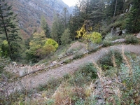 Il tratto a tornanti della ciclabile in quota che scende in Val Sorba