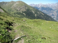 Il sentiero che dal Colle Tardiva scende verso la sottostante Alpe Tardiva
