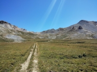 Sentiero per il Colle Argentera (al centro il Colle, sulla destra il Monte Seguret)