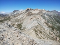 Panorama sulla Cima del Vallonetto  e Truc Peyron (centro) e sulla Rognosa d'Etiache (sinistra) salendo al Monte Seguret