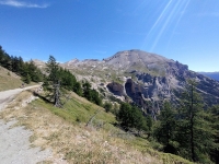 Il Monte Seguret e le caratterische "Grotte dei Saraceni"