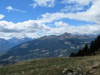 Gli alpeggi della Punta Chaligne e Punta de Metz dall'Alpe di Viou - Sullo sfondo il ghiacciaio del Rutor