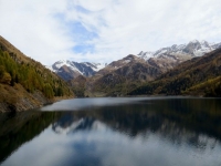 Lago del Luzzone, a destra il Plattenberg ed il Torrone di Garzora, al centro la valle di Garzora