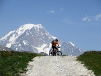 In direzione del Lago Longet - la vetta del Monte Bianco domina lo scenario