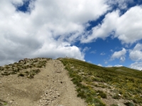 Il sentiero che scende dalla sommità del Monte Genevris