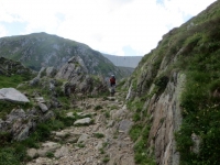 Il sentiero che scende dalla diga del Lago del Naret verso l'Alpe Forna