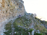 Discesa dall'Alpe Crou du Tsa, attraversamento di una parete rocciosa sotto la vetta del Pancherot