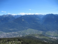 Fondovalle (città di Sondrio) dalla croce  in ferro dell'Alpe Poverzone - Sullo sfondo i rilievi della bergamasca