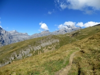 Il sentiero che si snoda nei pascoli superiori della Oberi Alp