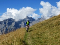 Il sentiero che si snoda nei pascoli superiori della Oberi Alp