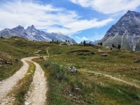 Lo sterrato che si inoltra nel vallone di Savine